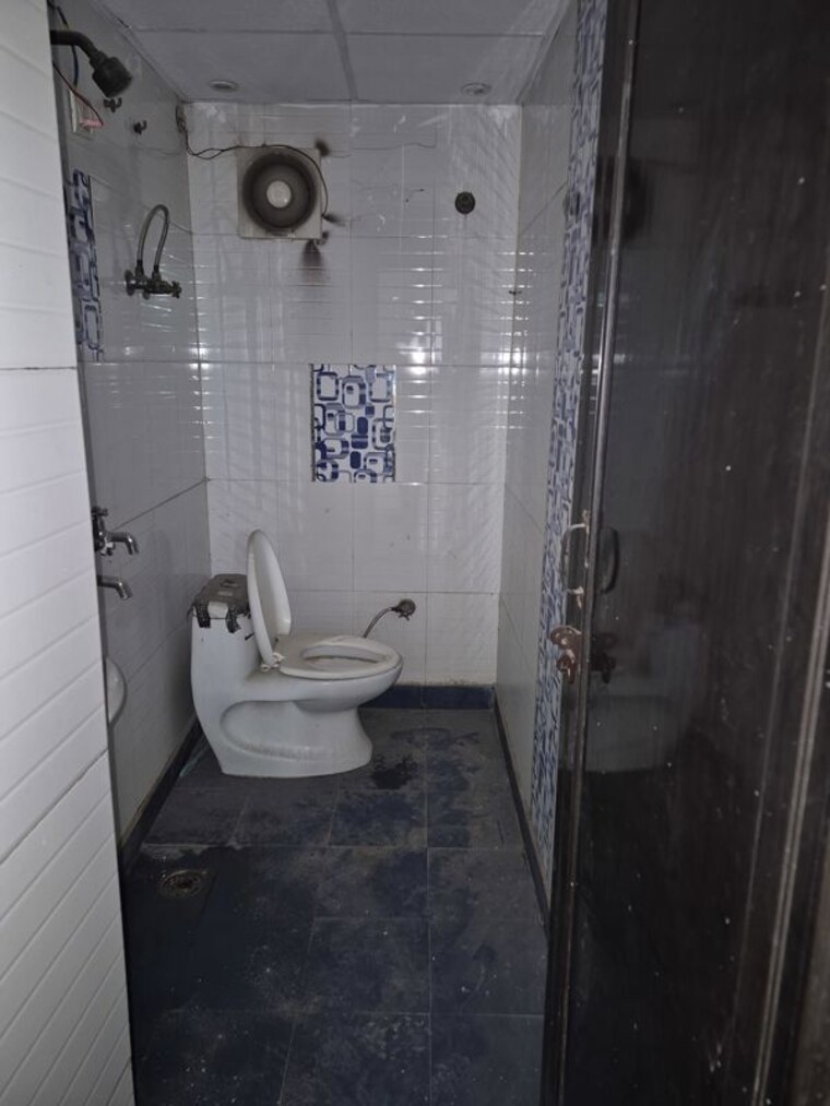 Bathroom, mayur vihar 3.5 Bedroom 1200 Sq.Ft. Apartment In Mayur Vihar Delhi 10740891