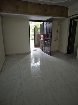 Hall in 3.5 BHK Apartment at Mayur Vihar – for Rent