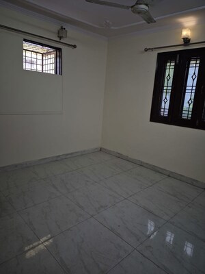 Room in 3.5 BHK Apartment at Mayur Vihar – for Rent