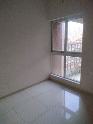 Room in 2 BHK Apartment at Godrej Hill Retreat, Mahalunge – for Rent