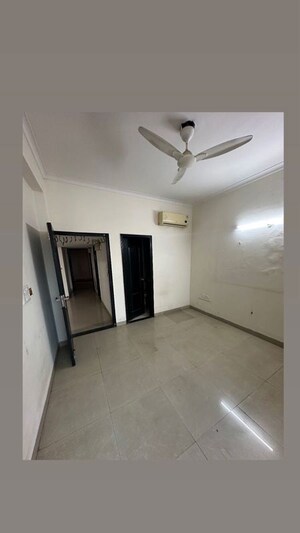 Room in 3 BHK Apartment at Smart World Orchard, Sector 61 – for Rent