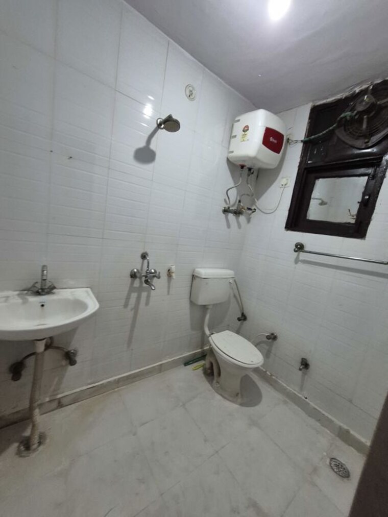Bathroom, mayur vihar 1.5 Bedroom 400 Sq.Ft. Builder Floor In Mayur Vihar Delhi 10740925