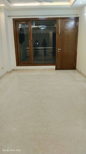 Room in 3 BHK Builder Floor at Chittaranjan Park – for Rent