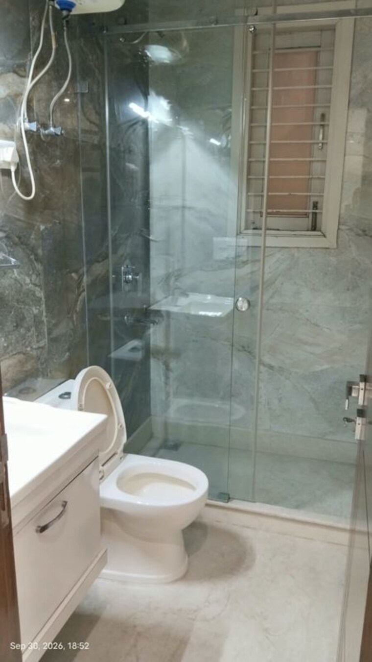 Bathroom, chittaranjan park 3 Bedroom 160 Sq.Yd. Builder Floor In Chittaranjan Park Delhi 10740981
