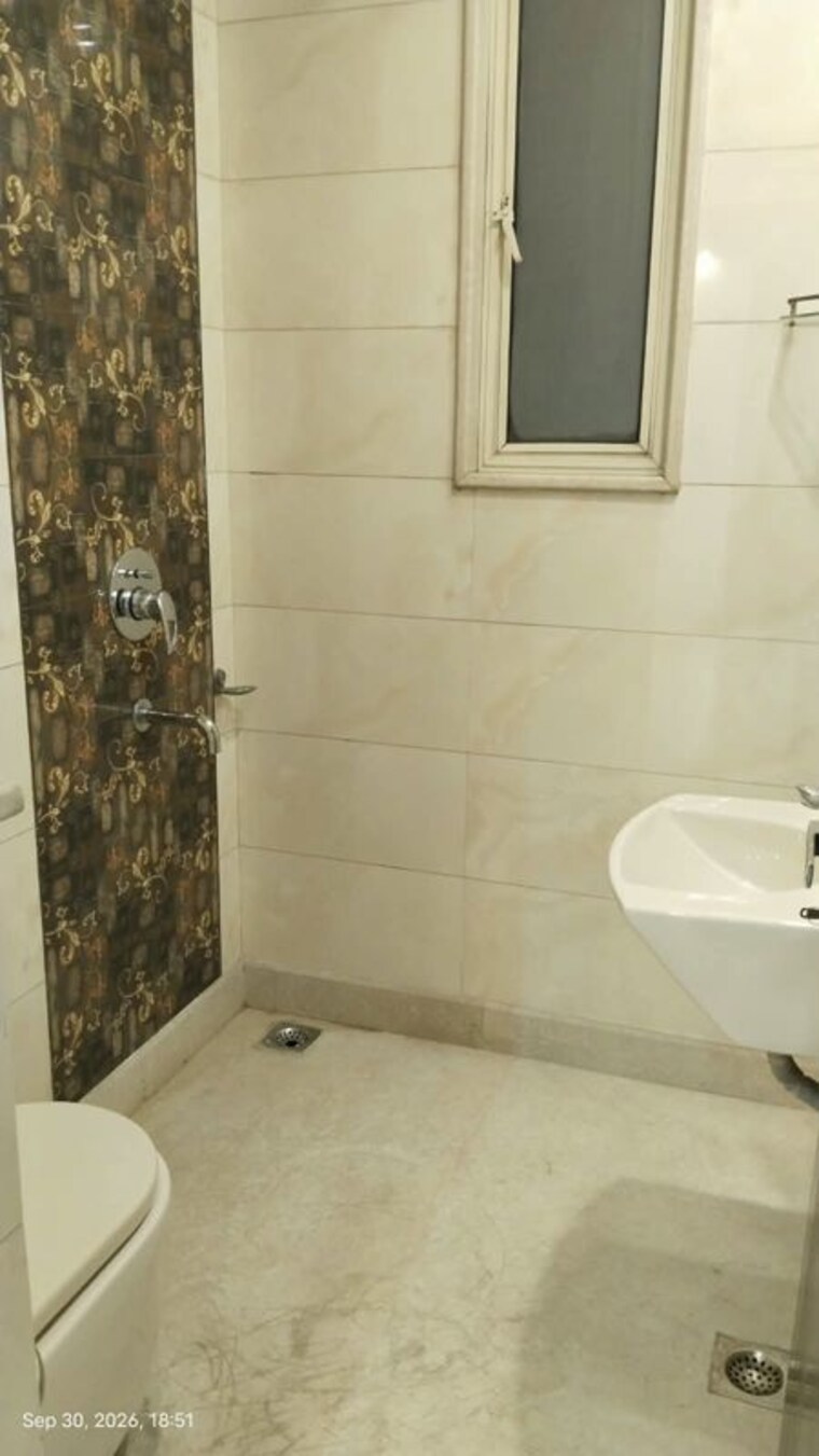 Bathroom, chittaranjan park 3 Bedroom 160 Sq.Yd. Builder Floor In Chittaranjan Park Delhi 10740981