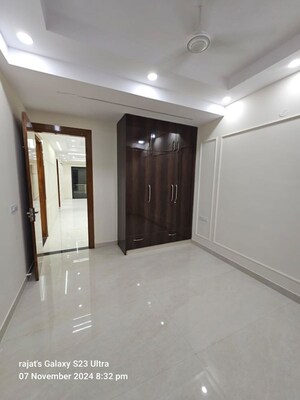 Room in 3 BHK Builder Floor at Sector 57 – for Rent