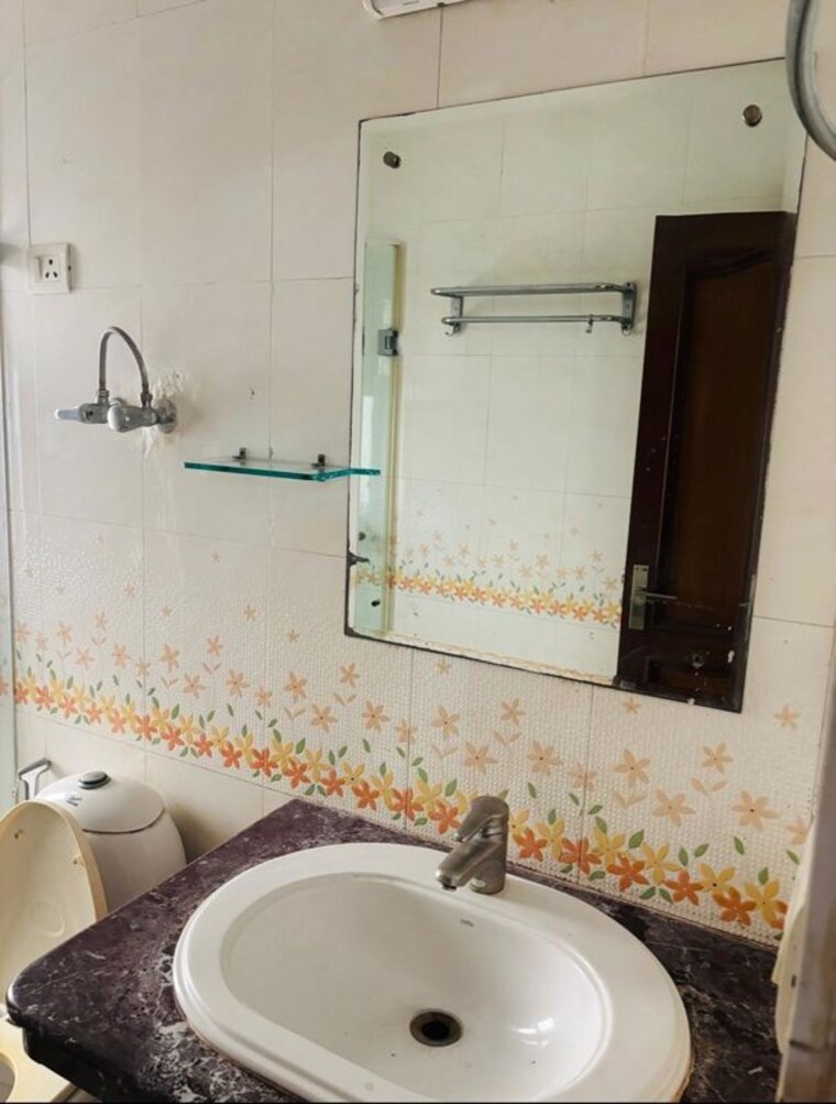 Bathroom, dlf city phase 3 1 RK 600 Sq.Ft. Independent House In Dlf City Phase 3 Gurgaon 10741049