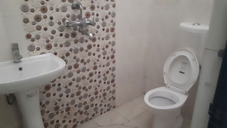Bathroom, durgakund 1 RK 300 Sq.Ft. Builder Floor In Durgakund Varanasi 10741099