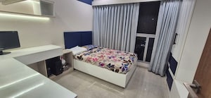 Room in 3 BHK Apartment at Piramal Vaikunth, Balkum Pada – for Rent