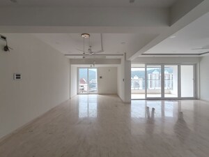 Room in 5 BHK Apartment at Raunak Viraj Tower , Pokhran Road No Two – for Sale