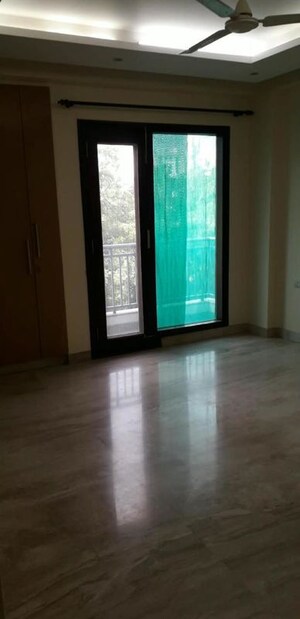 Room in 4 BHK Builder Floor at South Extension ii – for Rent