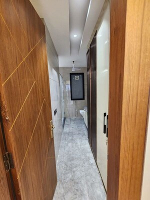 Building Lobby in 3 BHK Builder Floor at Sushant Lok 2, Sector 57 – for Sale