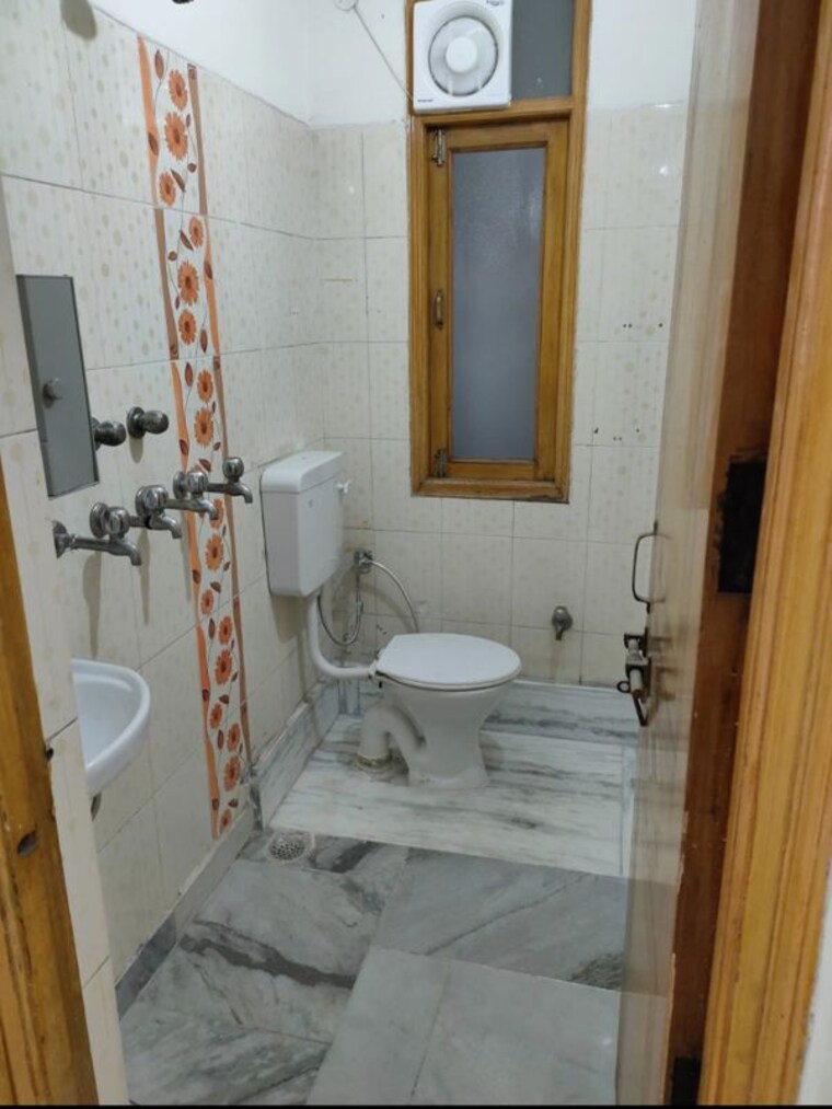 Bathroom, hari nagar 2 Bedroom 60 Sq.Yd. Builder Floor In Hari Nagar Delhi 10732222