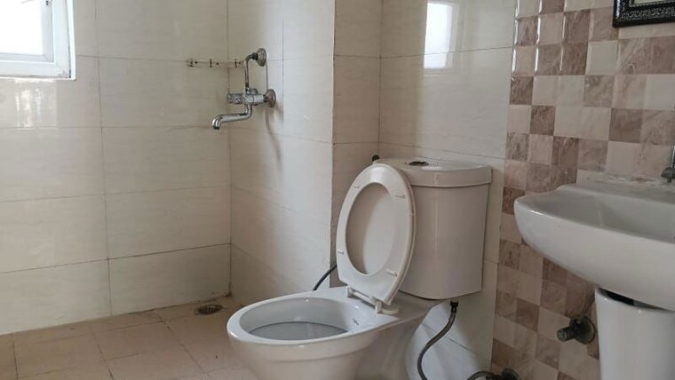 Bathroom, paras-tierea 3 Bedroom 1285 Sq.Ft. Apartment In Sector 137 Noida 10741526