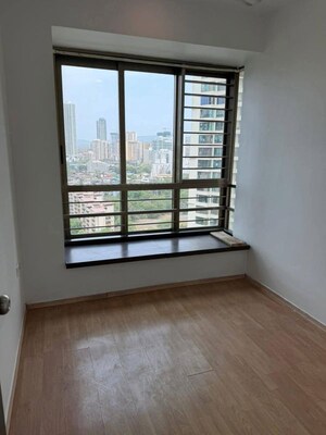 Room in 2.5 BHK Apartment at Oberoi Realty Woods, Goregaon East – for Rent