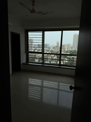 Room in 2.5 BHK Apartment at Oberoi Realty Woods, Goregaon East – for Rent