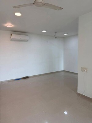 Room in 2.5 BHK Apartment at Oberoi Realty Woods, Goregaon East – for Rent