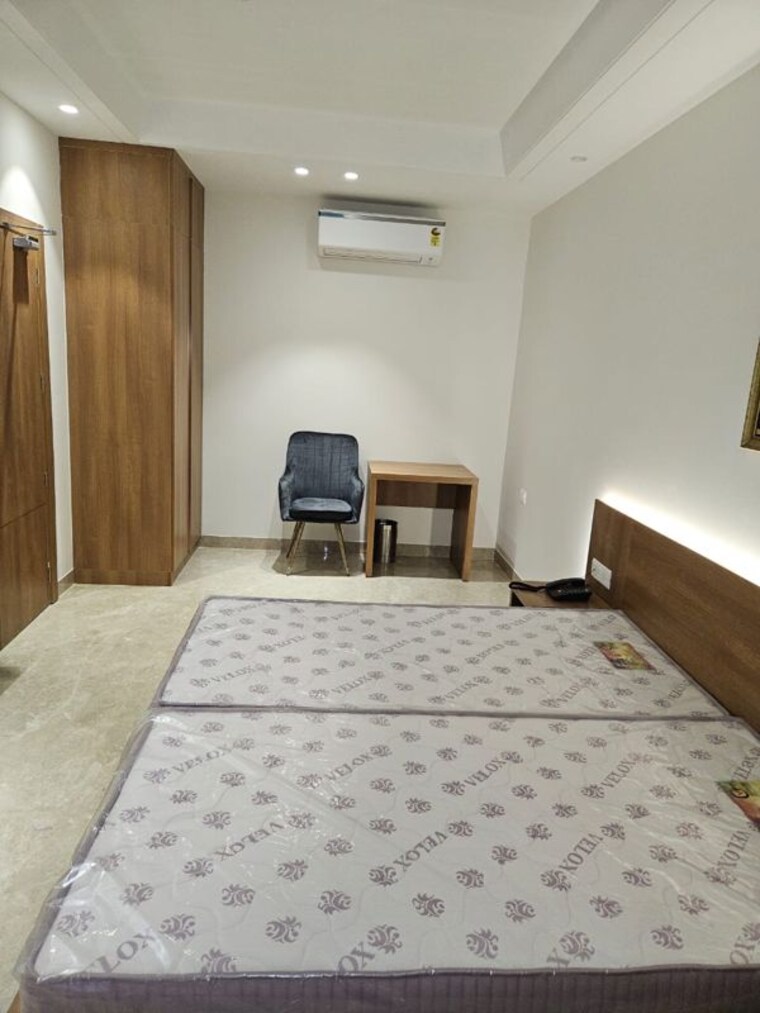 Bedroom, dlf phase i 1 RK 100 Sq.Yd. Builder Floor In Dlf Phase I Gurgaon 10741580