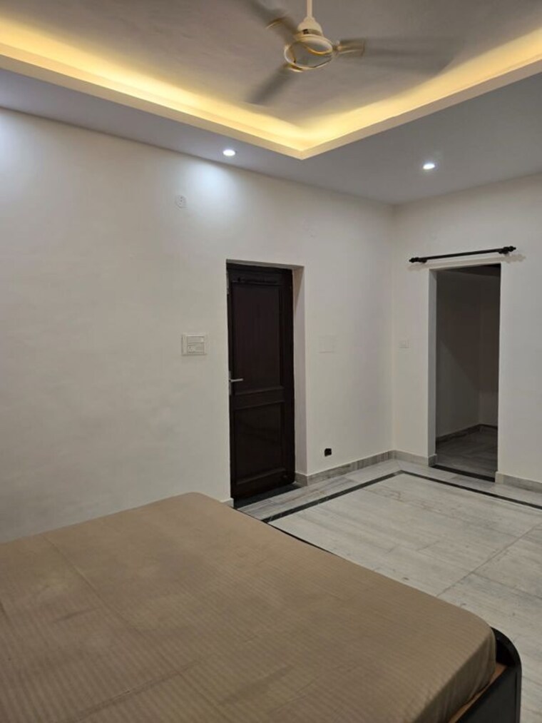Room, sector 55 6+ Bedroom 258 Sq.Yd. Villa In Sector 55 Noida 10741757