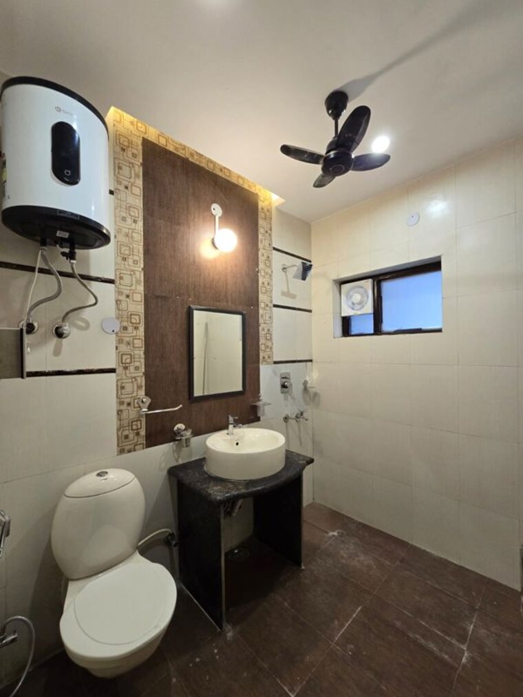 Attached Bathroom, sector 55 6+ Bedroom 258 Sq.Yd. Villa In Sector 55 Noida 10741757