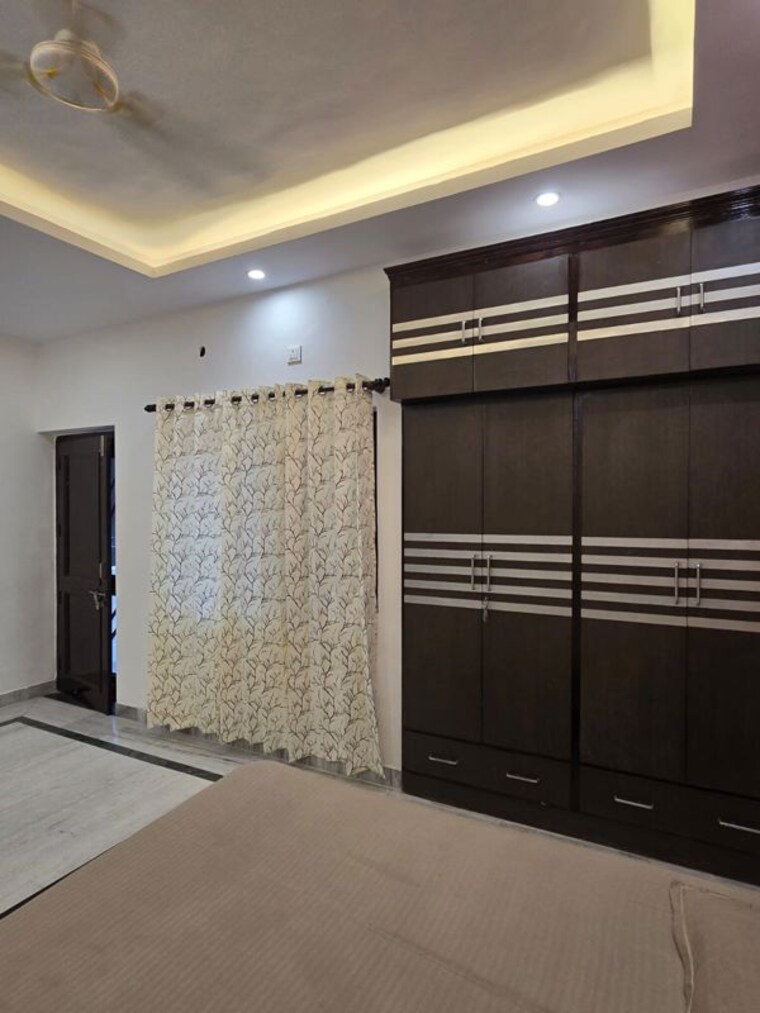 Room, sector 55 6+ Bedroom 258 Sq.Yd. Villa In Sector 55 Noida 10741757