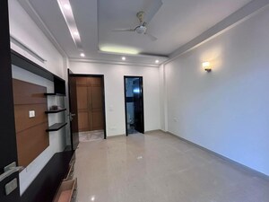 Room in 3 BHK Builder Floor at Sushant Lok I – for Rent