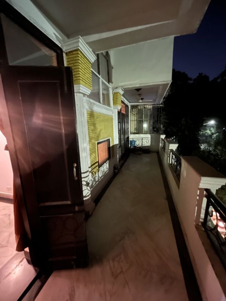 Balcony, sector 43 3 Bedroom 215 Sq.Yd. Builder Floor In Sector 43 Gurgaon 10740491