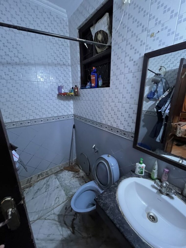 Bathroom, sector 43 3 Bedroom 215 Sq.Yd. Builder Floor In Sector 43 Gurgaon 10740491