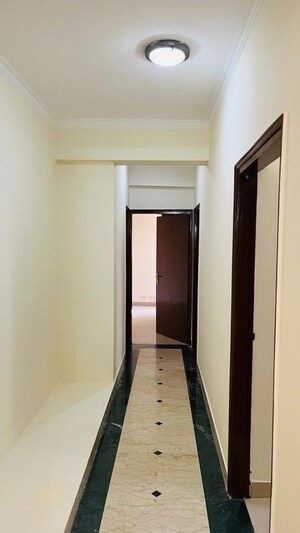 Building Lobby in 3.5 BHK Builder Floor at Suncity Essel Tower, Sector 28 – for Rent