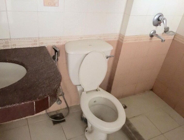 Bathroom, suncity-essel-tower 3.5 Bedroom 1637 Sq.Ft. Builder Floor In Sector 28 Gurgaon 10741858