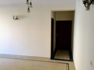 Room in 3.5 BHK Builder Floor at Suncity Essel Tower, Sector 28 – for Rent