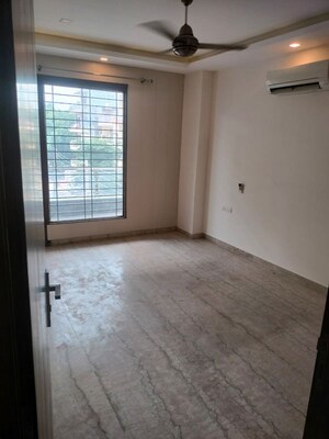 Room in 3 BHK Builder Floor at RWA Residential Society Sector 46, Sector 46 – for Rent