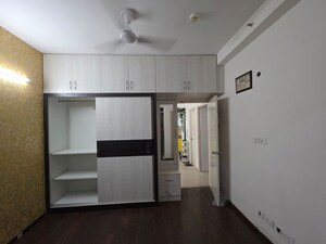 Room in 3 BHK Apartment at Gaur City 2 - 14th Avenue, Sector 16c Greater Noida – for Rent