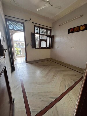 Room in 3 BHK Builder Floor at Sector 7 – for Rent