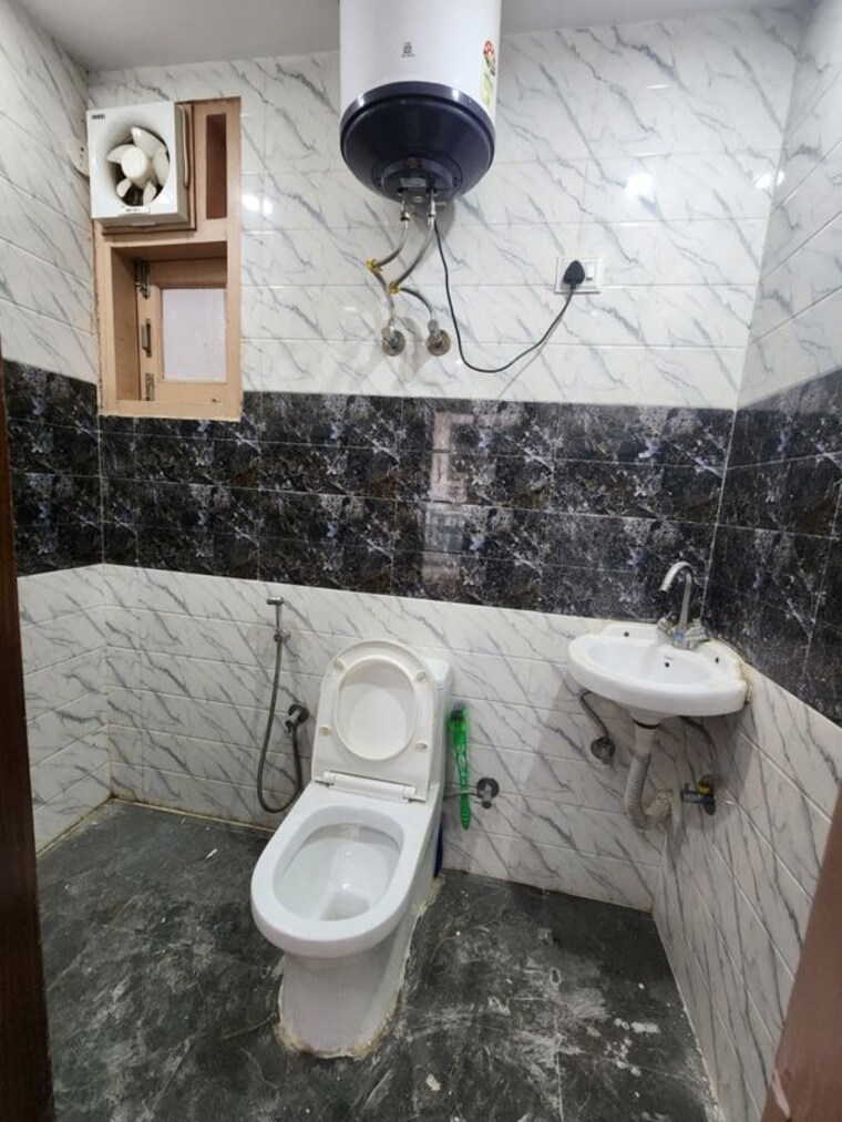 Bathroom, chattarpur 2 Bedroom 650 Sq.Ft. Builder Floor In Chattarpur Delhi 10742282