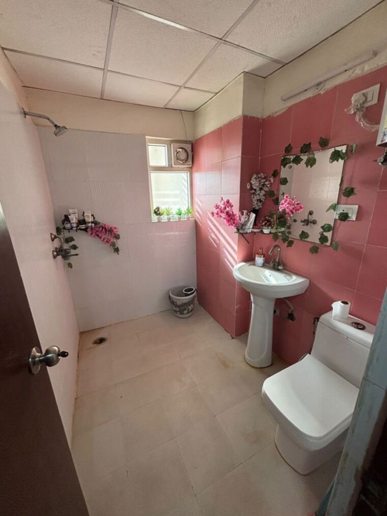 Bathroom, gardenia-golf-city 3 Bedroom 1350 Sq.Ft. Apartment In Sector 75 Noida 10742310