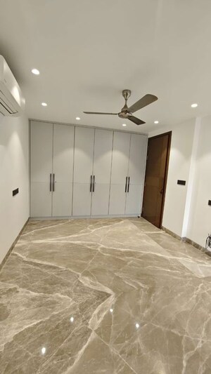 Room in 3 BHK Builder Floor at Nizamuddin East – for Rent