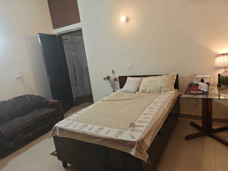 Bedroom, arun-vihar-sector-37 2.5 Bedroom 1100 Sq.Ft. Apartment In Sector 37 Noida 10742408