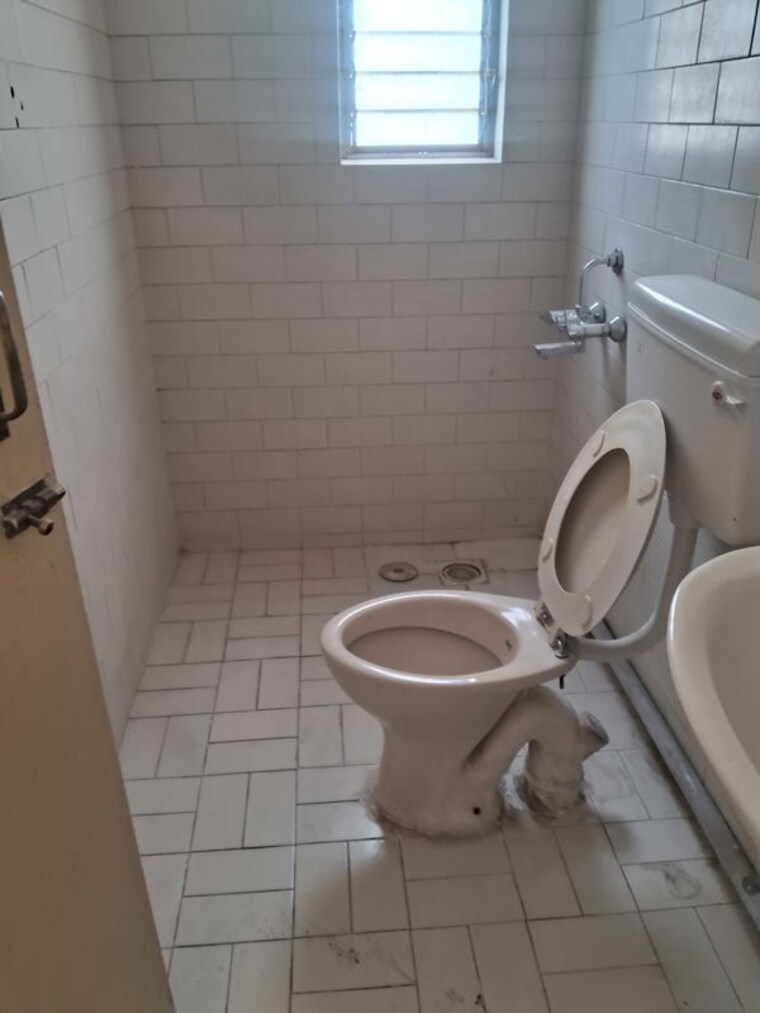 Bathroom, kumar-padmalaya 2 Bedroom 950 Sq.Ft. Apartment In Aundh Pune 10742412