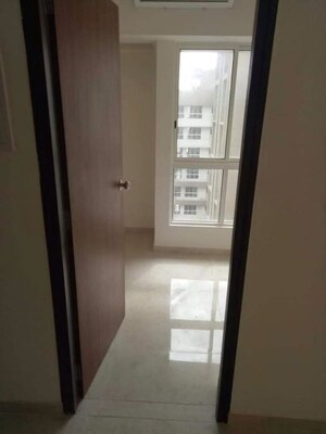 Room in 1.5 BHK Apartment at Lodha Amara, Kolshet Road – for Rent