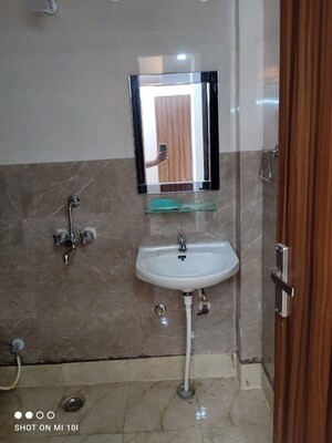 Bathroom in 1 BHK Builder Floor at Sector 27 – for Rent