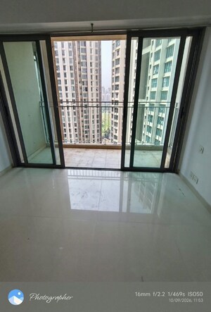 Room in 3 BHK Apartment at Kalpataru Parkcity Sunrise, Kolshet Road – for Rent