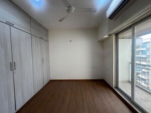 Room in 5 BHK Apartment at Dheeraj Insignia, Bandra East – for Rent