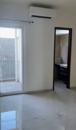 Room in 2.5 BHK Builder Floor at Smart World Orchard, Sector 61 – for Rent