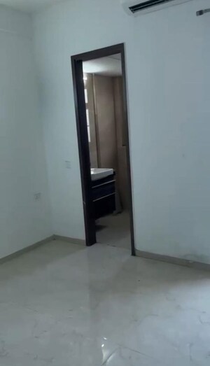 Building Lobby in 2.5 BHK Builder Floor at Smart World Orchard, Sector 61 – for Rent