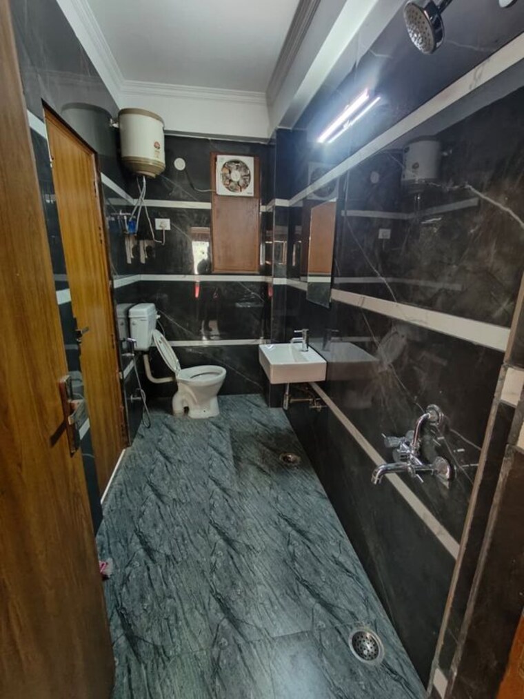 Attached Bathroom, freedom fighters enclave 2 Bedroom 850 Sq.Ft. Apartment In Freedom Fighters Enclave Delhi 10742769
