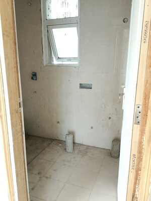 Bathroom in 2 BHK Apartment at Grand Omaxe, Gomti Nagar – for Sale
