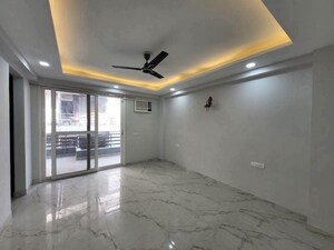 Room in 3 BHK Apartment at Smart World Orchard, Sector 61 – for Rent