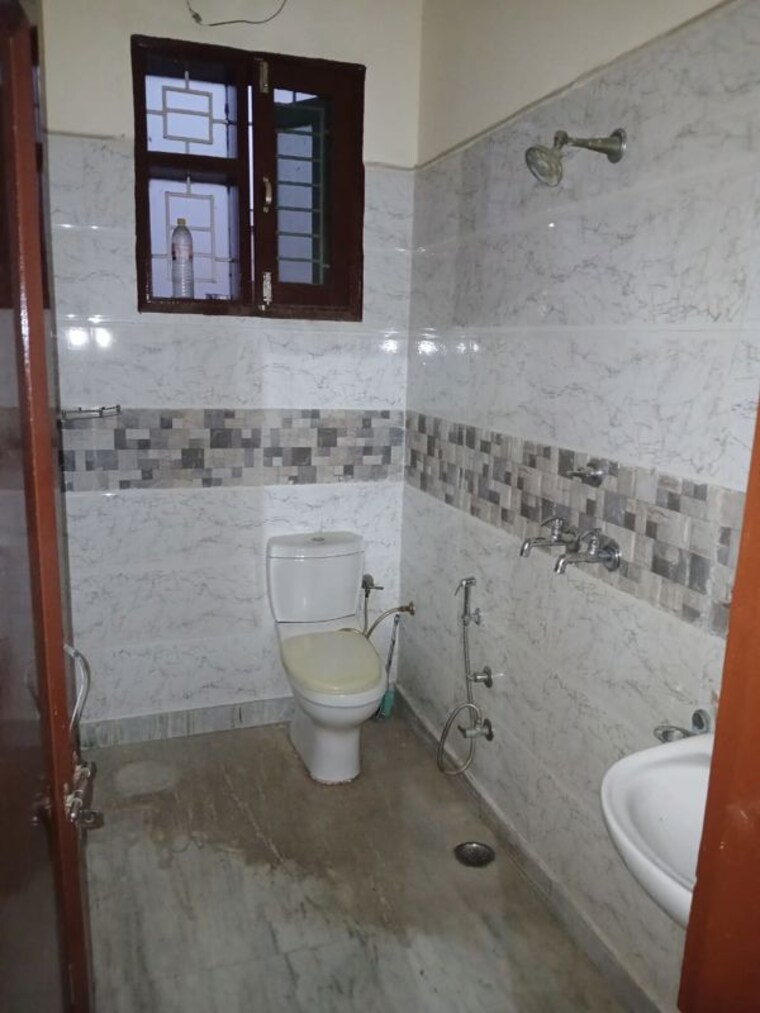 Bathroom, sector 33 3 Bedroom 270 Sq.Yd. Independent House In Sector 33 Hisar 10742911