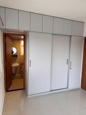 Room in 2.5 BHK Apartment at Shrishti Enclave, Thanisandra Main Road – for Rent